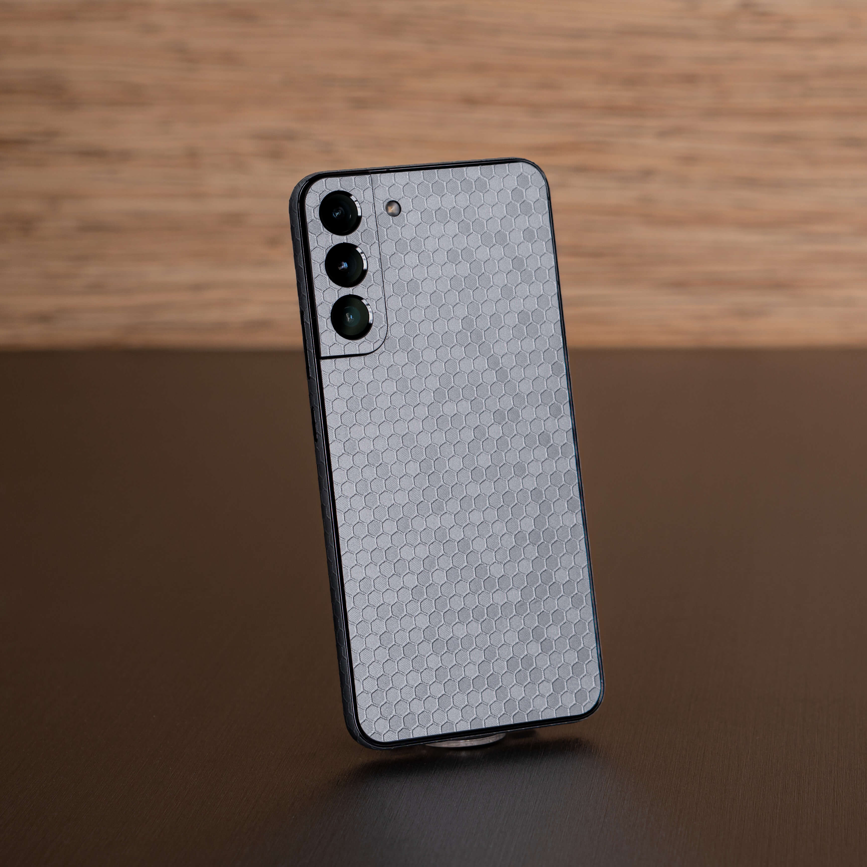 Samsung Galaxy S22 LUXURIA 3D TEXTURED SILVER HONEYCOMB Skin - Image 2