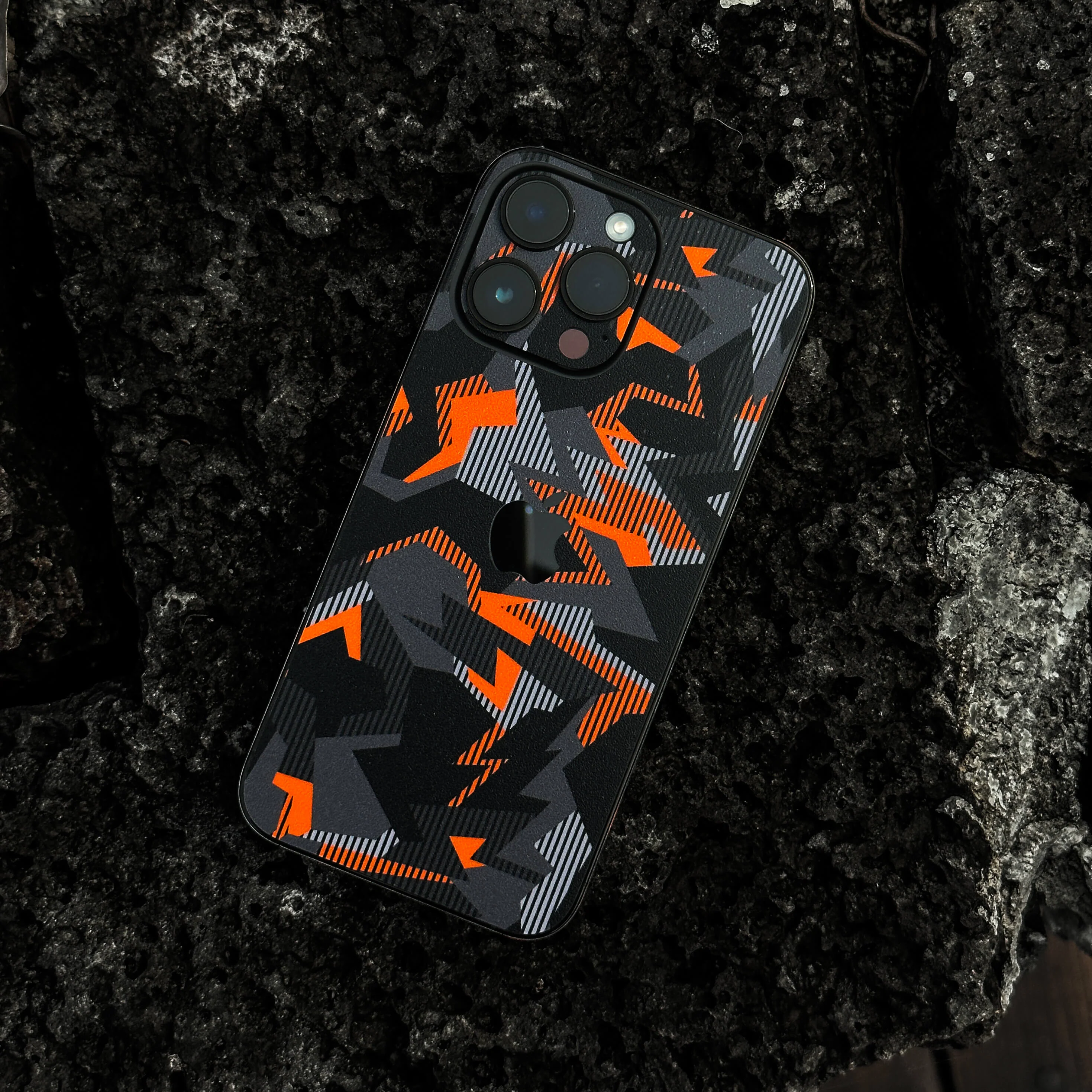 Google Pixel 8a SIGNATURE Sharp-Edged Orange CAMO Skin - Image 2